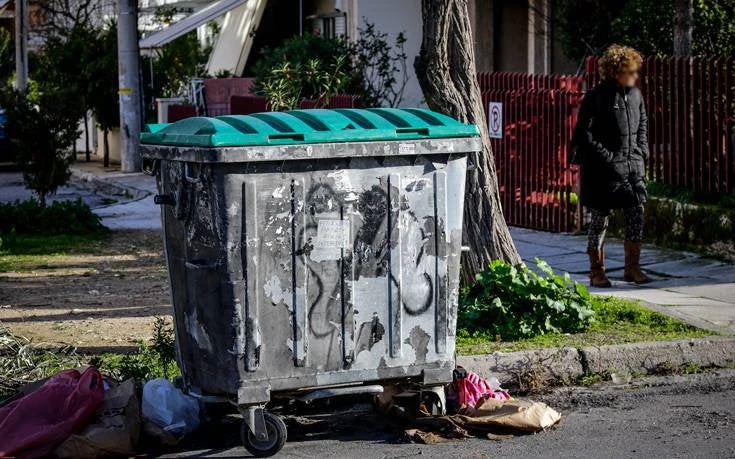 ΣΟΚ: Το μωρό που βρέθηκε σε κάδο στην Πετρούπολη ήταν φιμωμένο με χαρτοπετσέτες